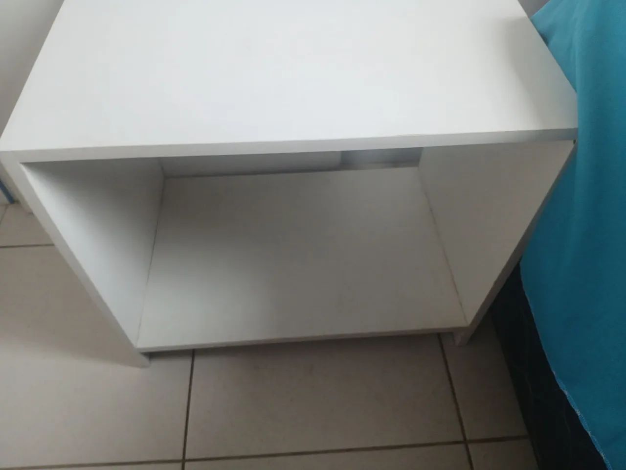 Vendo  uma mesa de cabeceira  em mdf com rodinhas  branca  - Foto 2