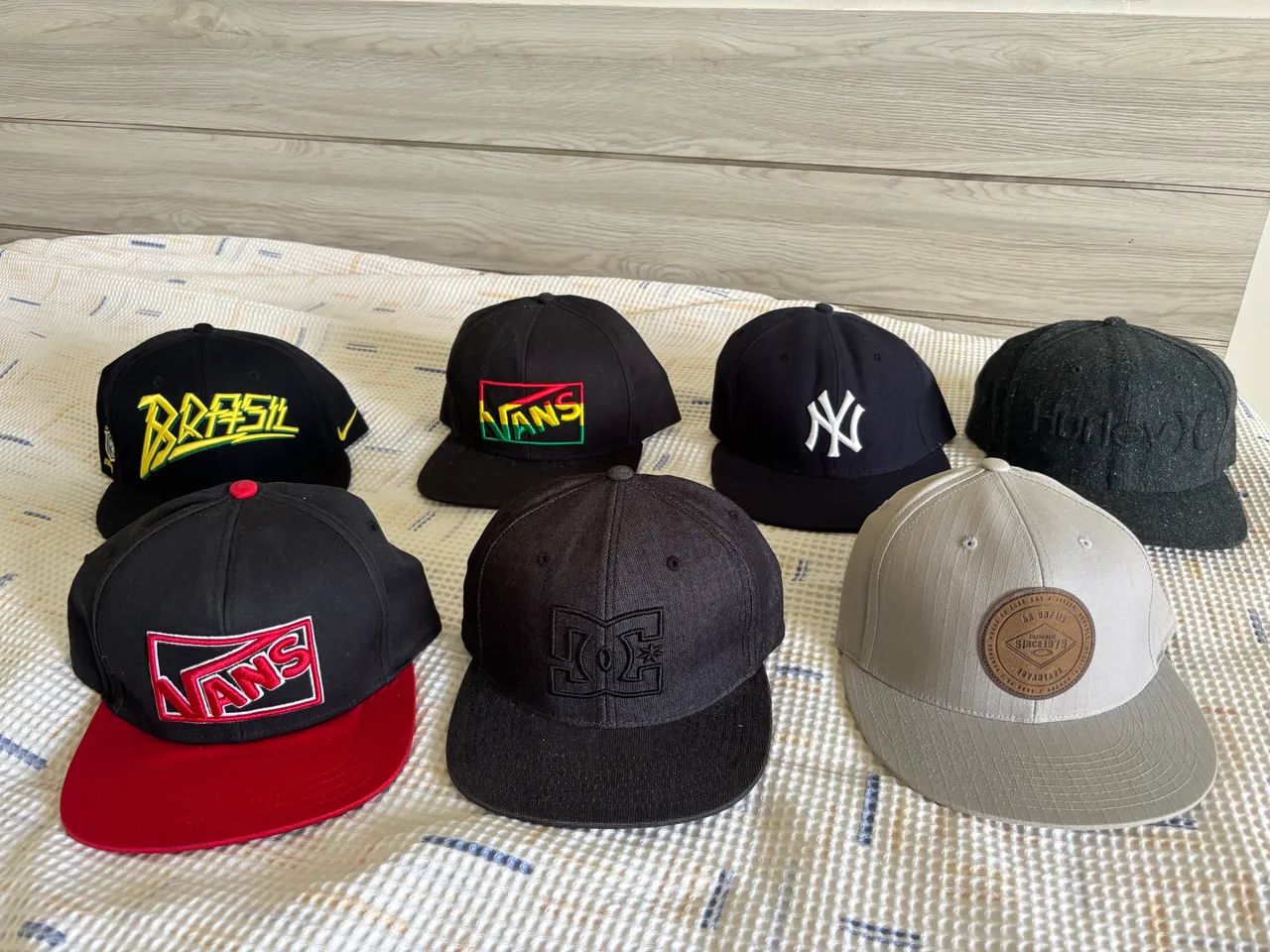 Bonés de aba reta originais em ótimo estado