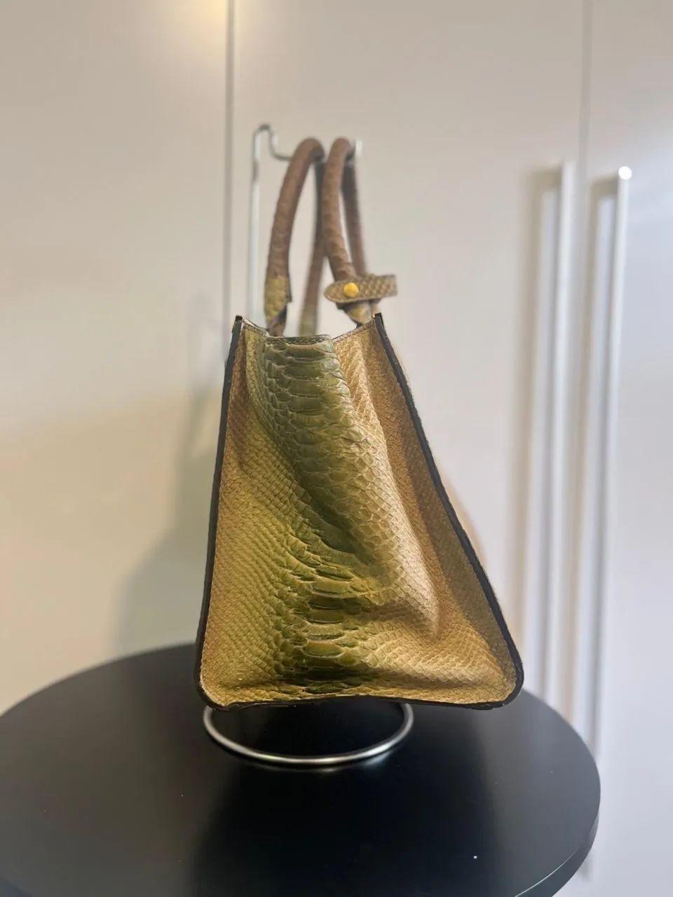 Bolsa Tufi Duek Original em Couro legítimo, acabamento Python- Excelente Estado - Foto 2