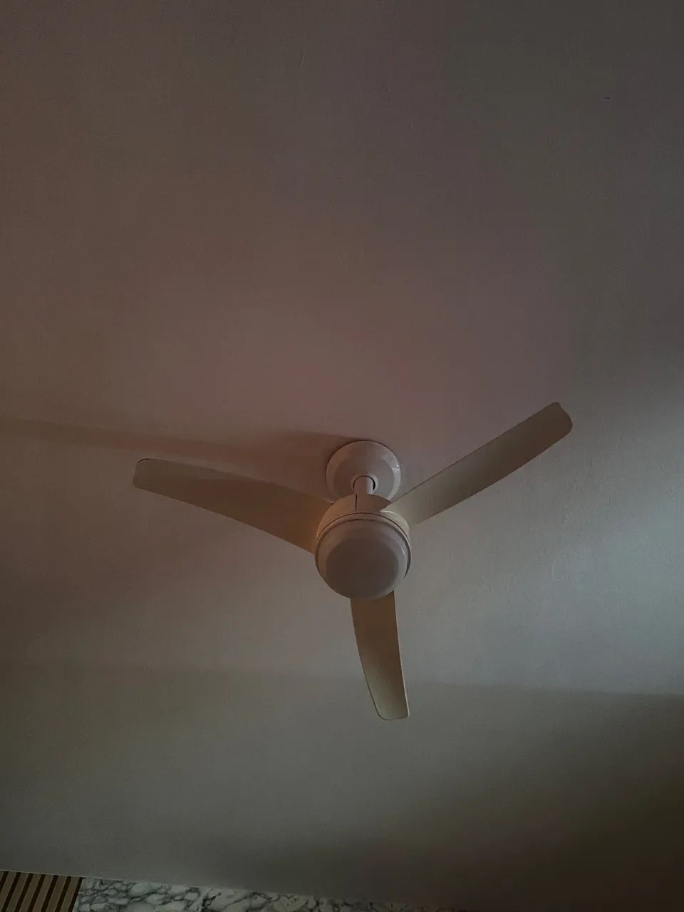 Ventilador de teto com lâmpadas 