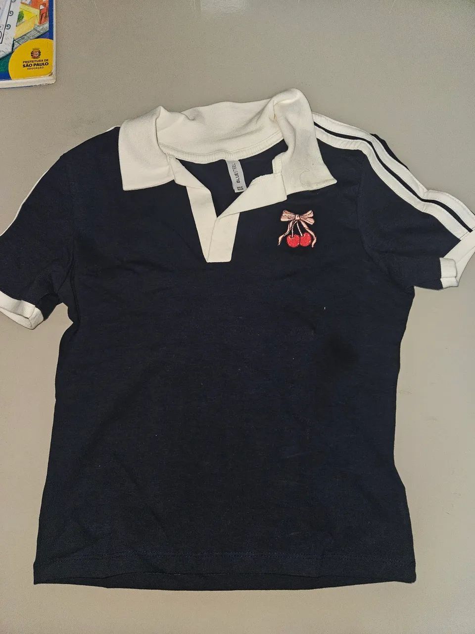 blusa tipo Polo preta e branca