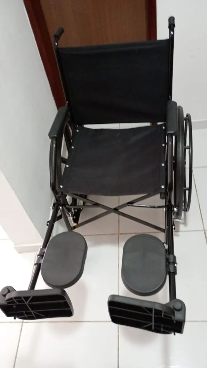 CADEIRA DE RODAS NOVA - NUNCA UTILIZADA - Foto 3