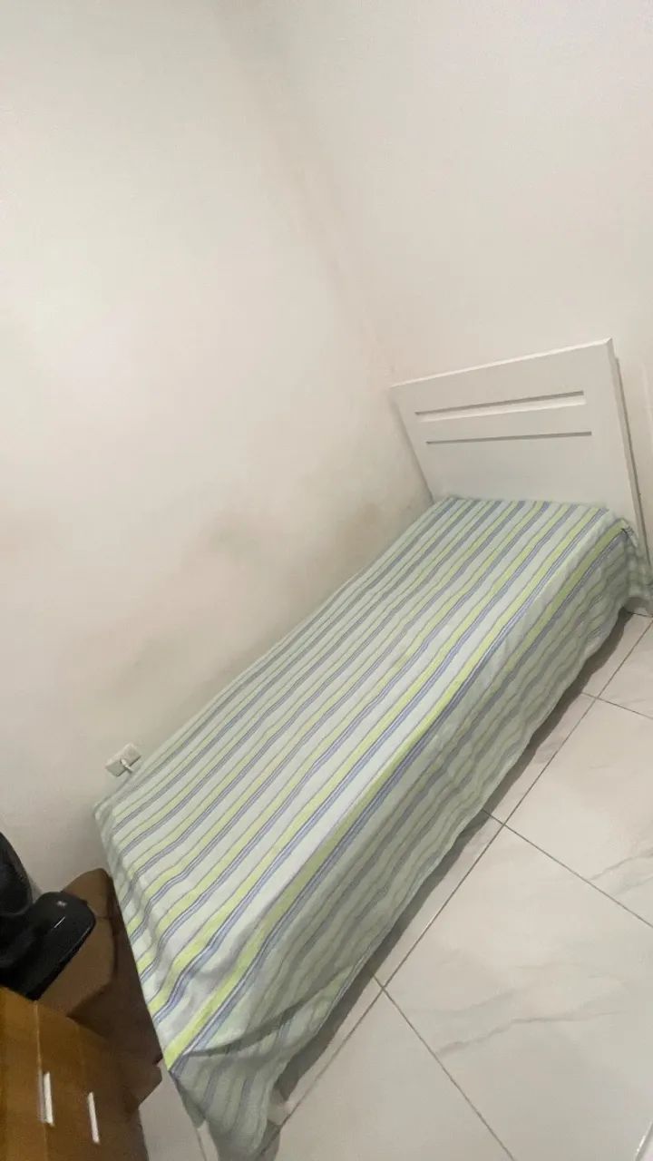 Cama solteirão em bloco de madeira 
