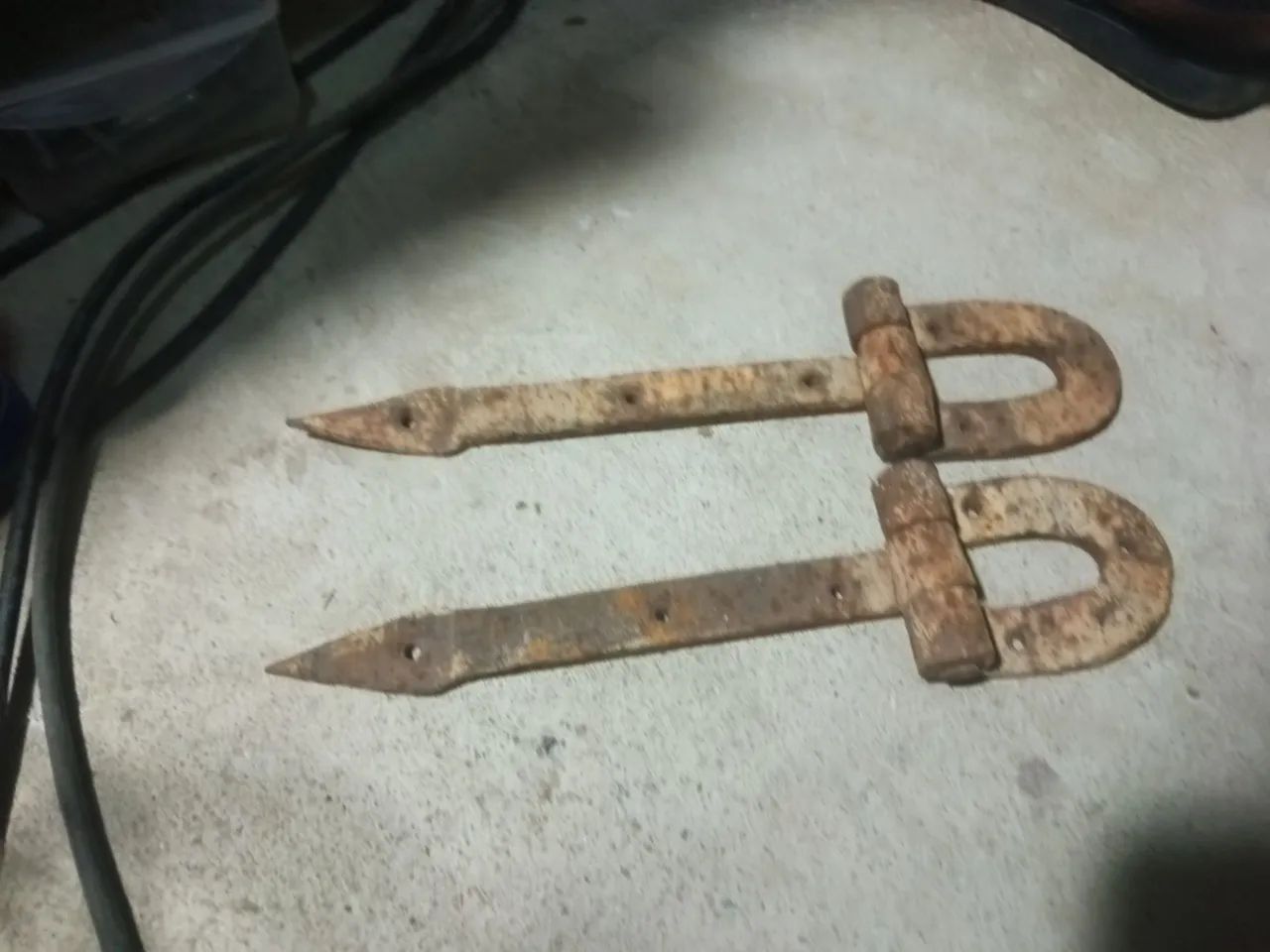 PAR DOBRADIÇAS FERRO MACIÇO ANTIGA  - Foto 3