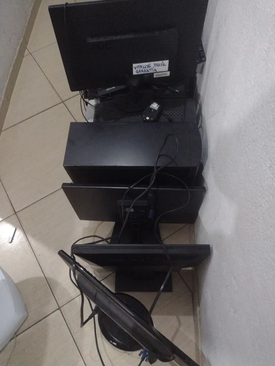 Estou estou vendendo quatro monitores e CPU e teclado e mouse