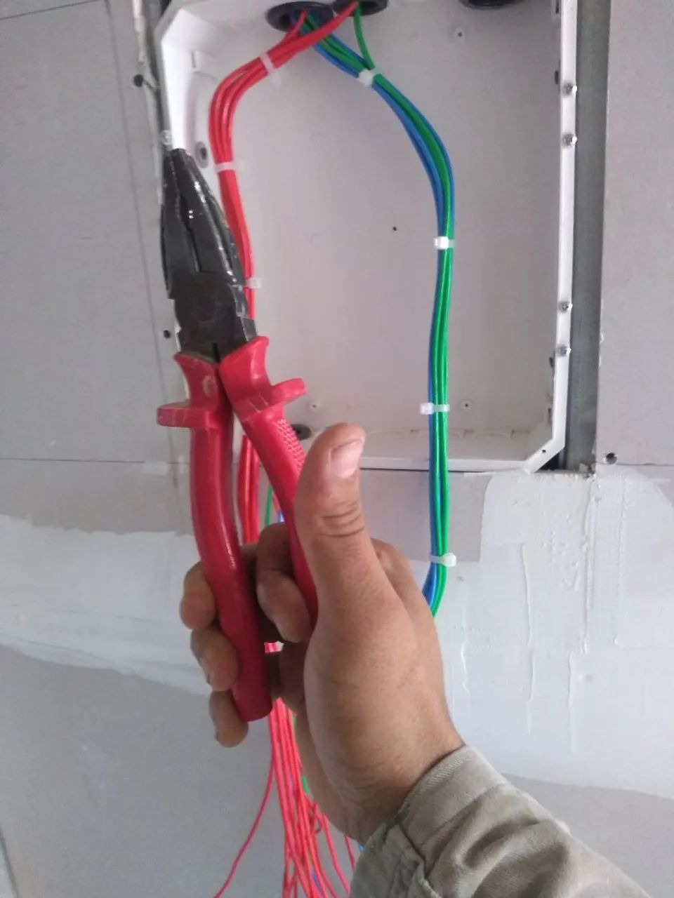 Eletricista predial, residencial e comercial 