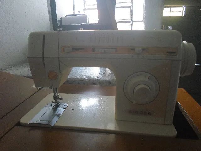 Máquina de Costura Singer(precisa de ajuste) - Foto 3