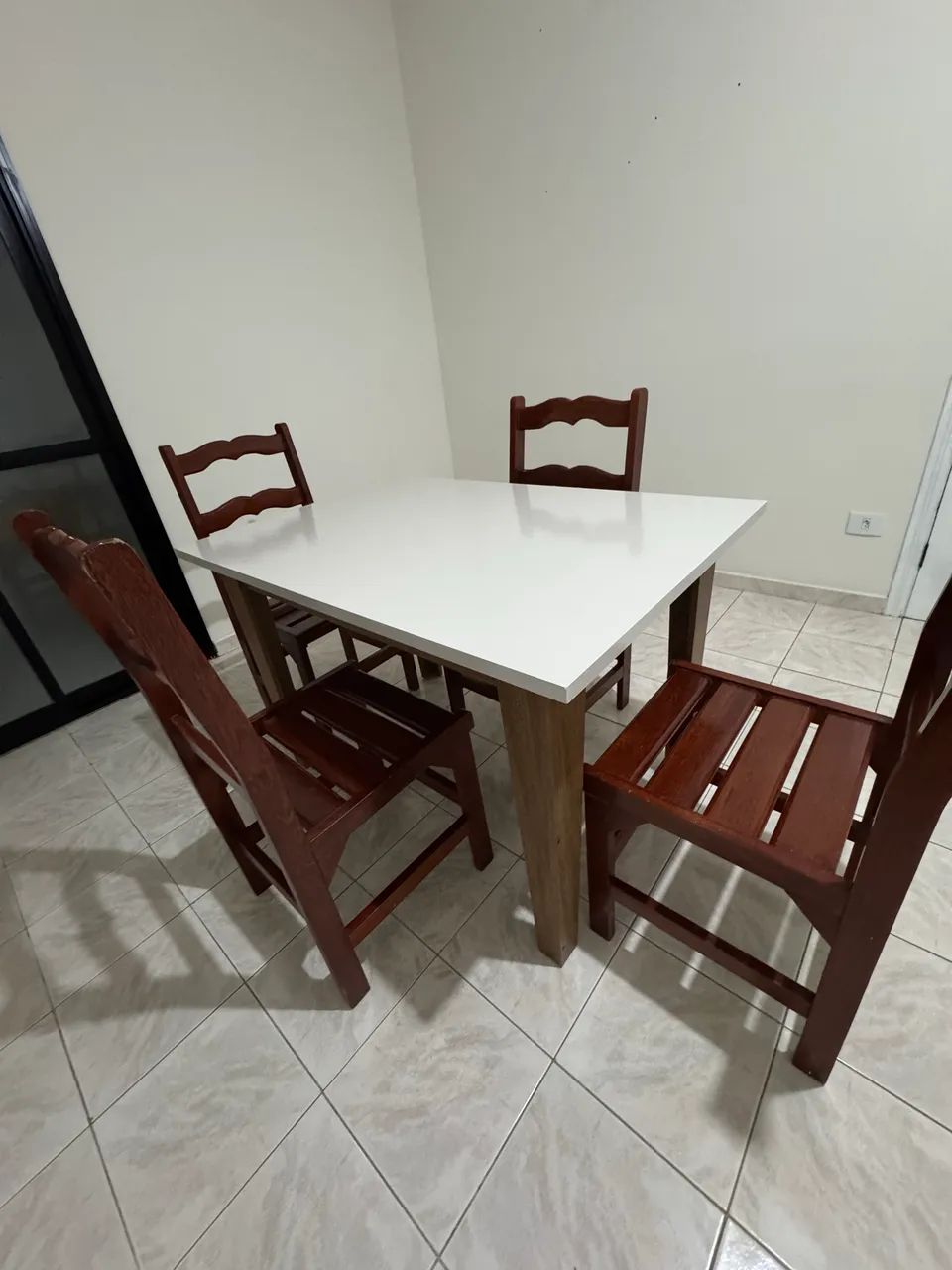 Mesa com 4 cadeiras de madeira  - Foto 5