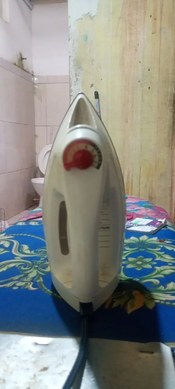 Ferro de passar roupa Black Decker 