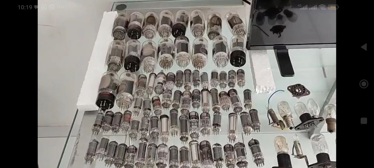 Válvulas eletrônicas antigas suadas .