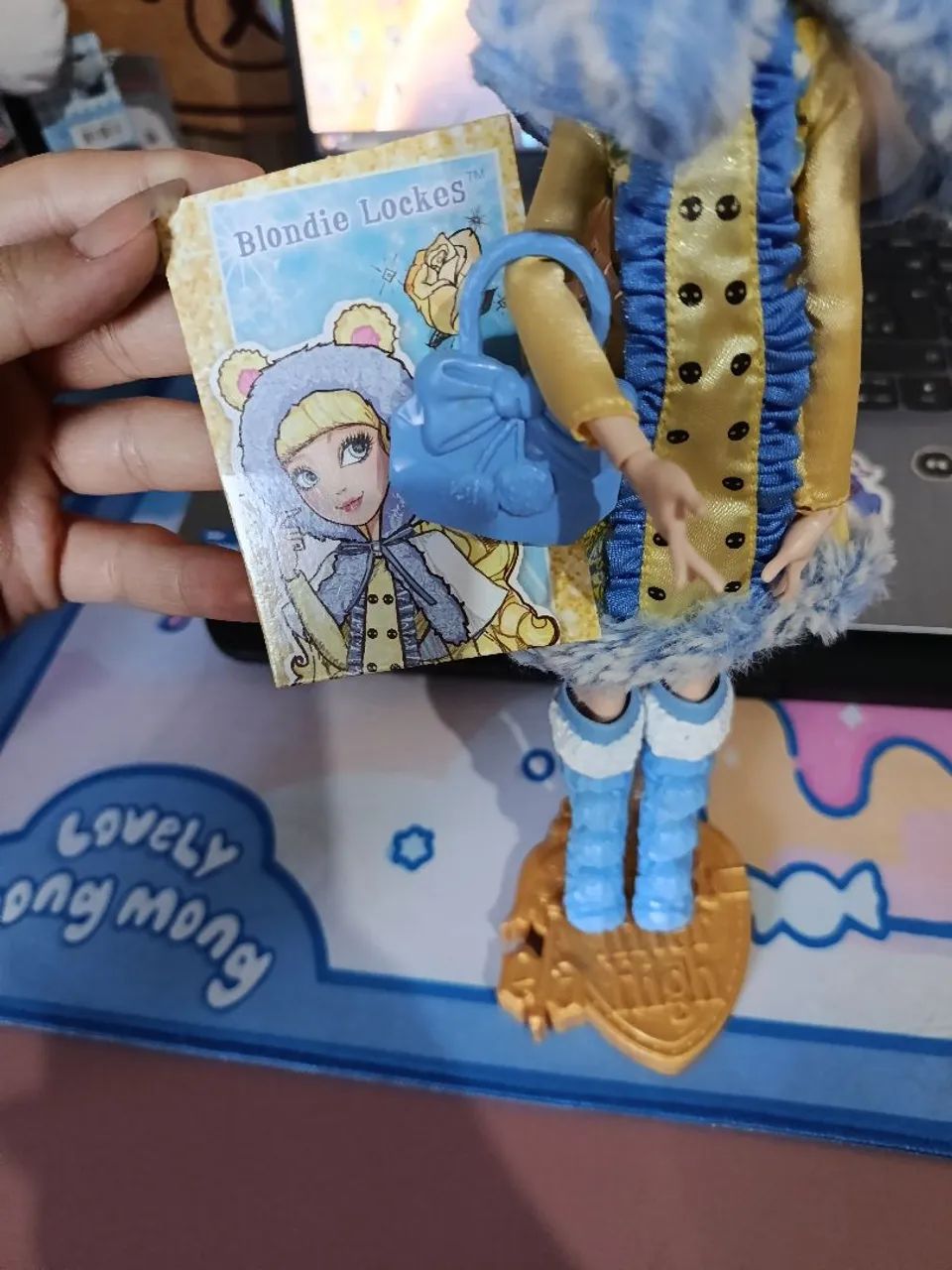 Boneca Ever After High Blondie Lockes Epic Winter - Acompanha bolsa  - Foto 4