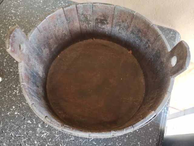 Antigo balde feito com madeira de lei 42cm de diâmetro - Foto 2