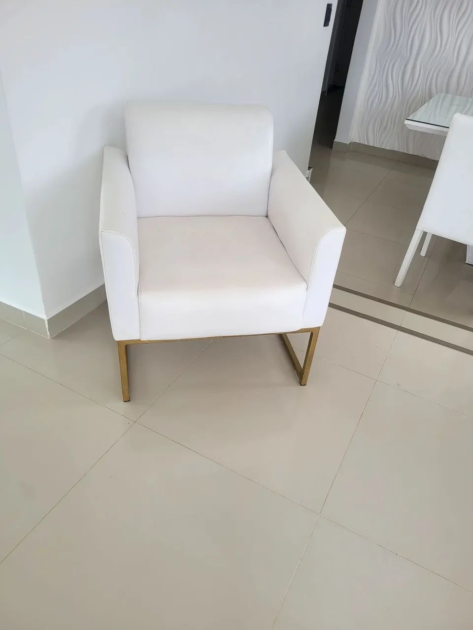 Sofa e poltrona corino brancas - Foto 5