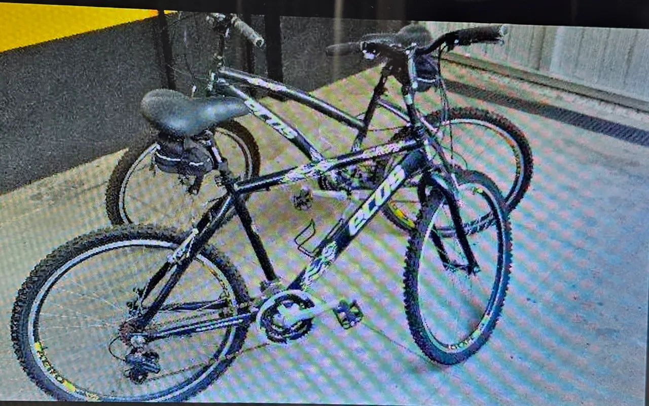 2 Bikes montadas, com suporte para carro eqmax e acessórios 