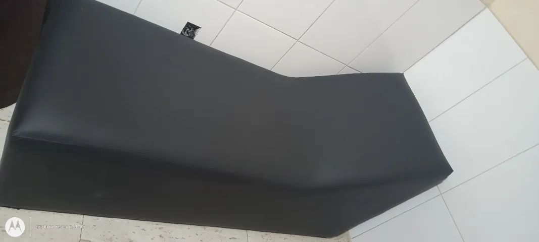 Divã preto courino ,1.50 cump e 60 largura 