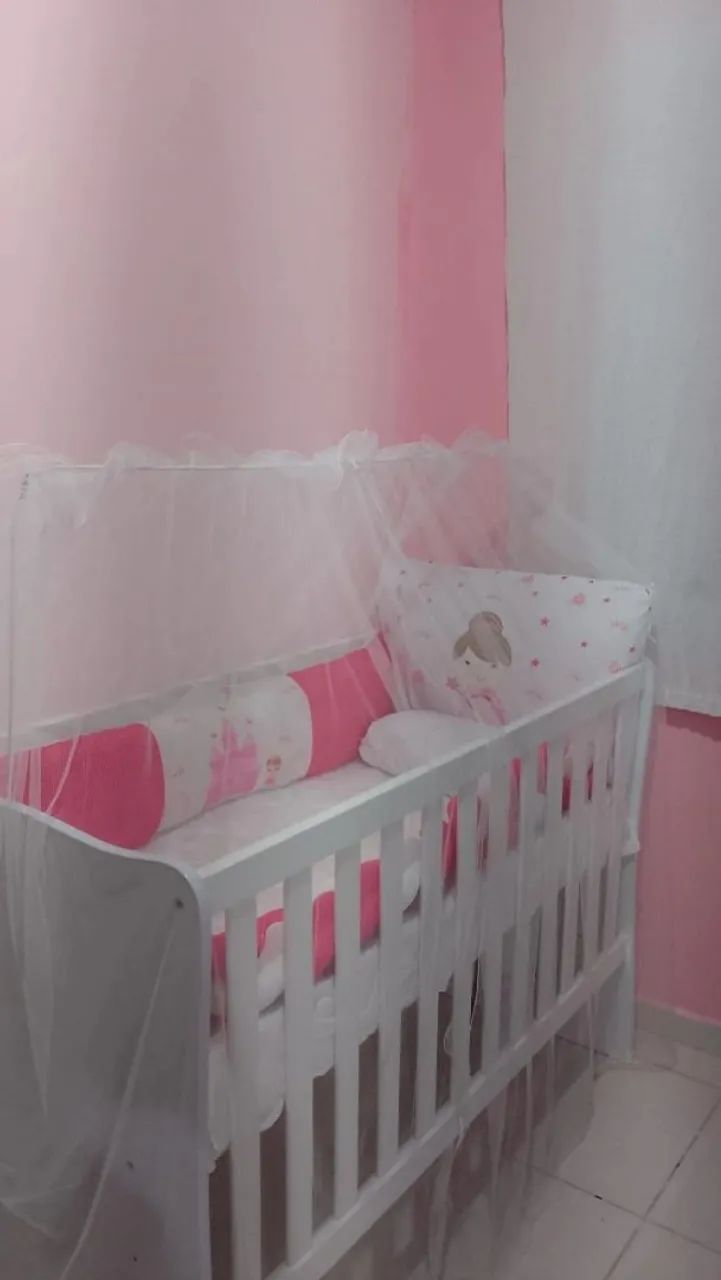 Vende-se berço branco de bebê 