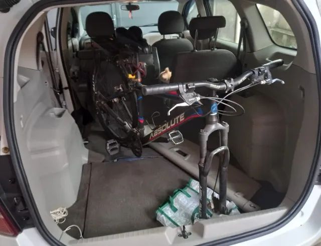 Leva e traz bicicletas e pequenas encomendas