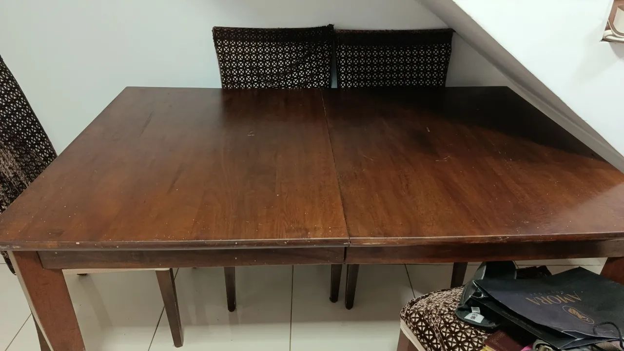 Mesa de madeira, com 6 cadeiras estofadas  - Foto 2