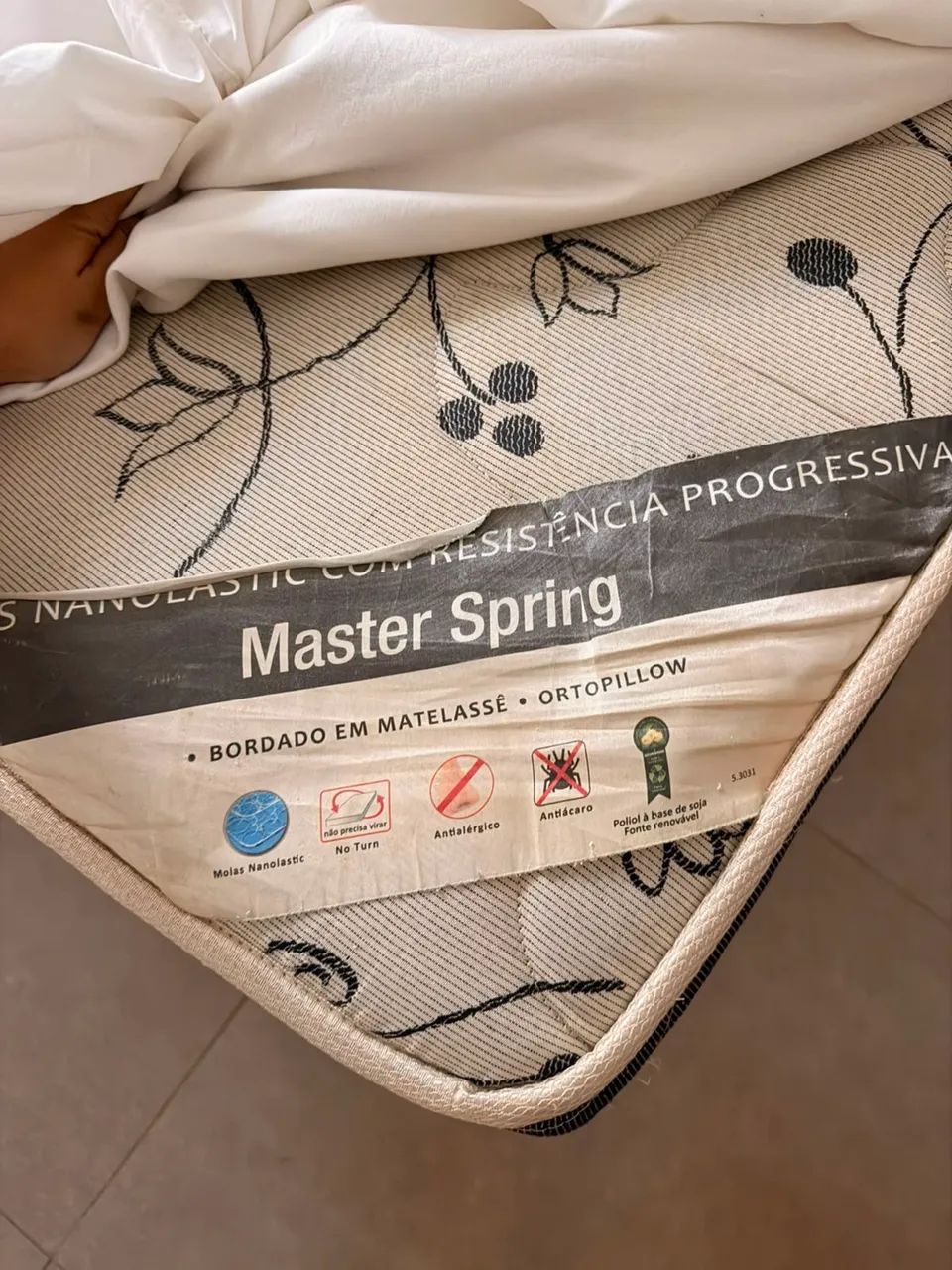 VENDE-SE CAMA KING SIZE COM COLCHÃO - Foto 4