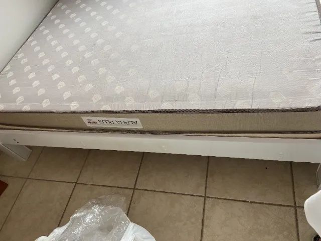 CAMA DE CASAL PADRÃO SEMINOVA COM COLCHÃO