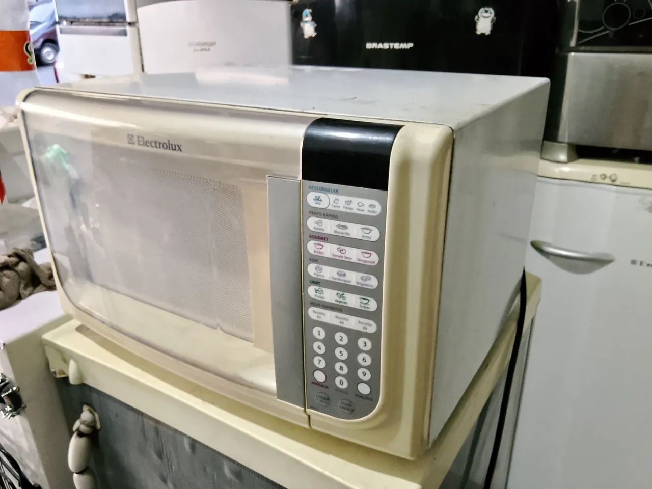 Microondas Electrolux funcionando perfeitamente garantia de 3 meses - Foto 2
