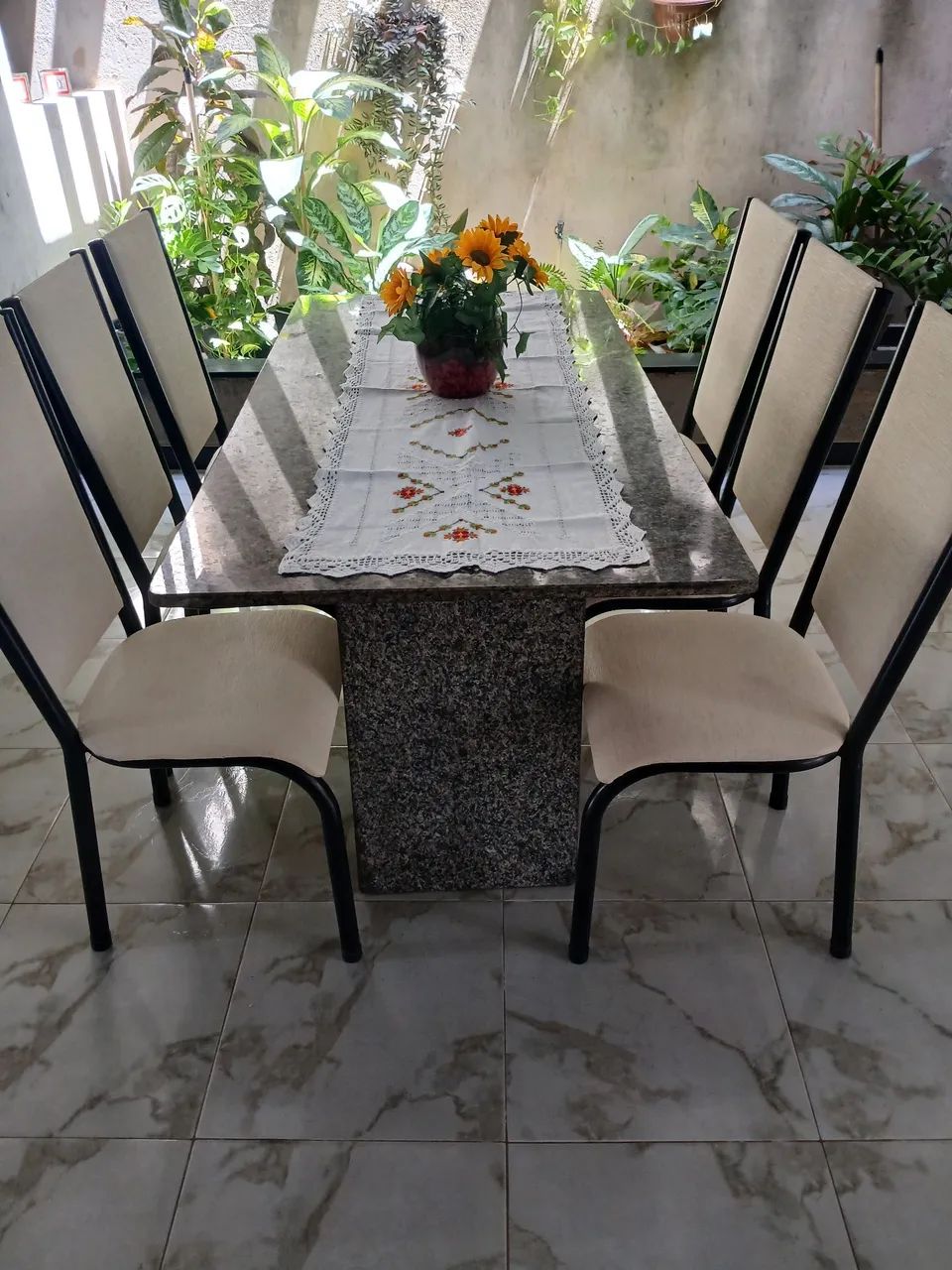 Vendo mesa de mármore 6 cadeiras 