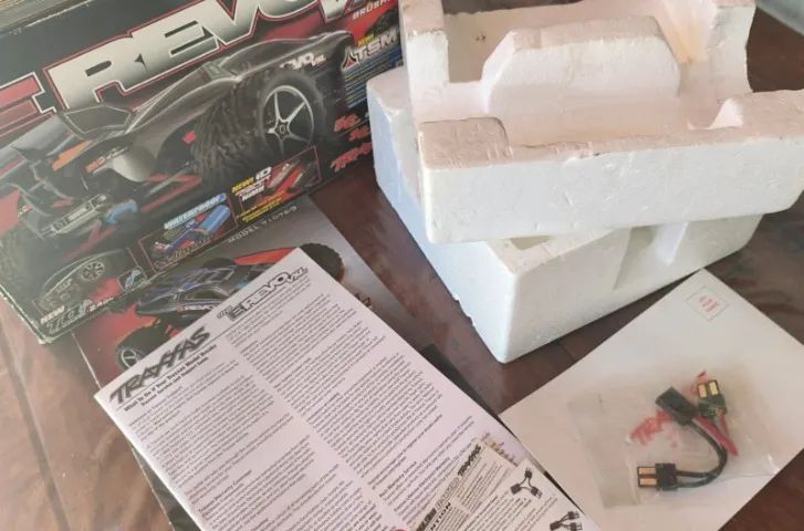 Caixa Original e revo 1/16 com manuais traxxas - Foto 2