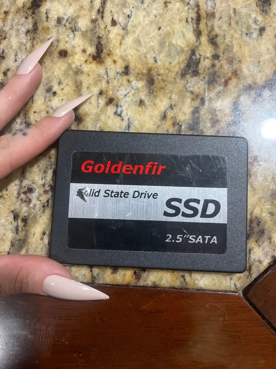 SSD Goldenfir de 2,5" com conexão SATA.
