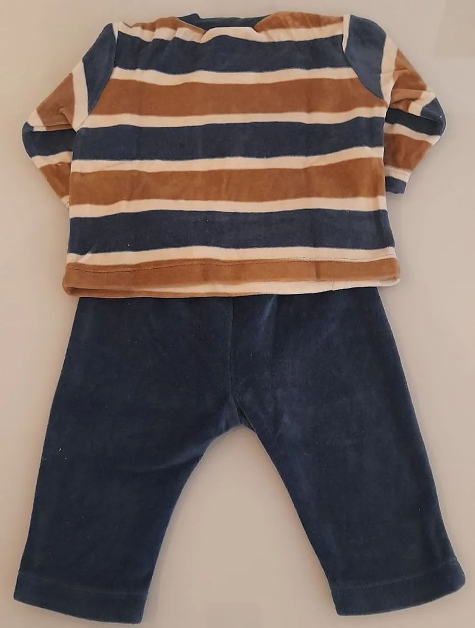 Conjunto em fleece Tilly Baby. Calça azul com elástico e Blusa listrada bordada - Foto 2