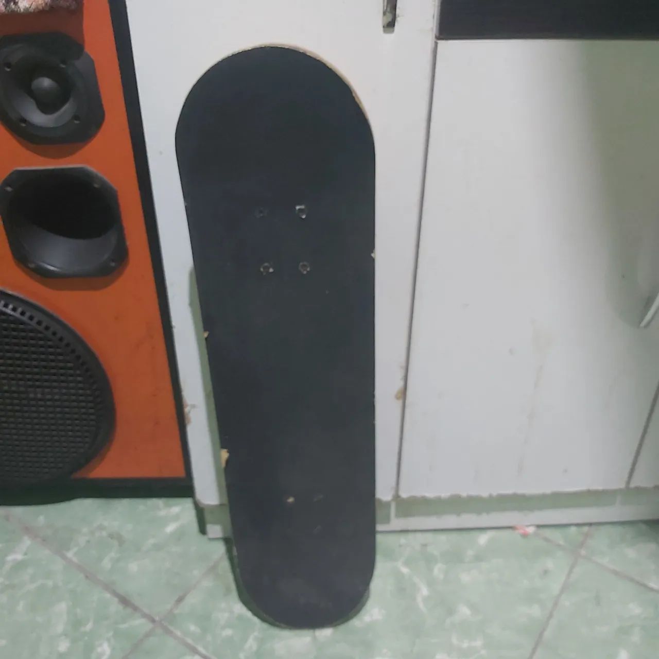 Vendo skate R$120,00 reais só estar com 1 rolamento danificado