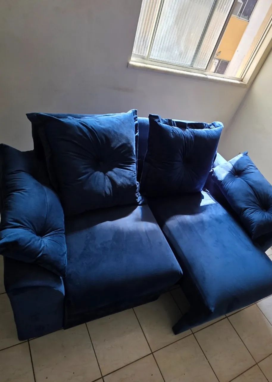 Sofa Retrátil Azul Escuro em Tecido Aveludado - Foto 3