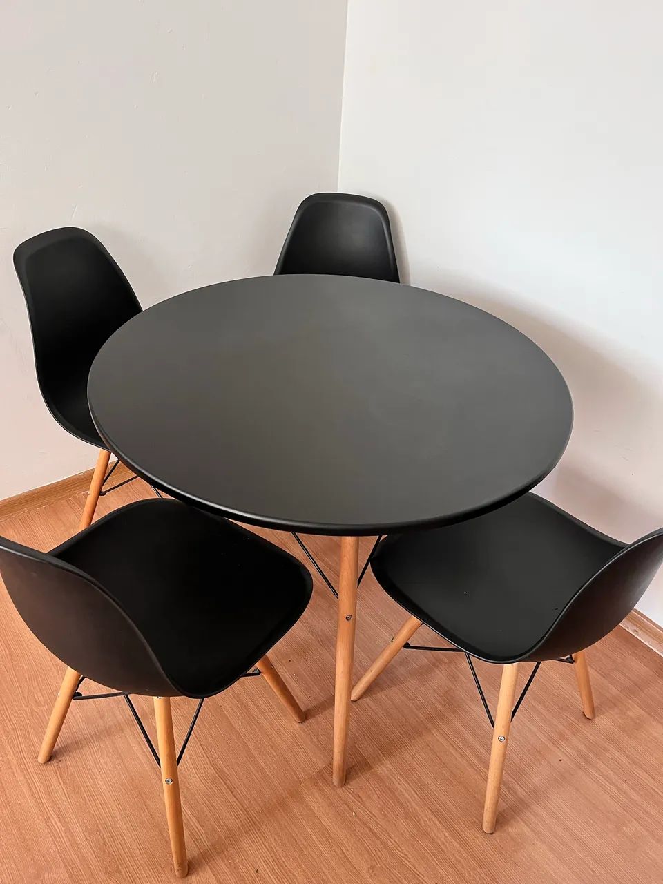 Mesa redonda com quatro cadeiras