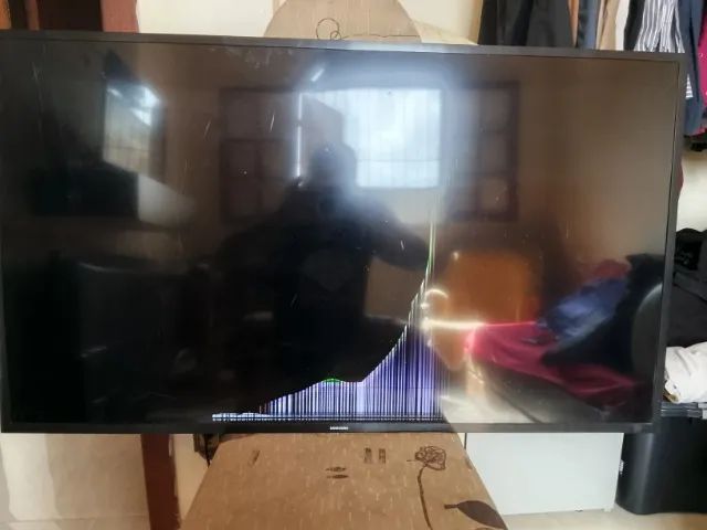 Smart tv Samsung 43 polegadas funcionando com defeito na tela - Foto 2