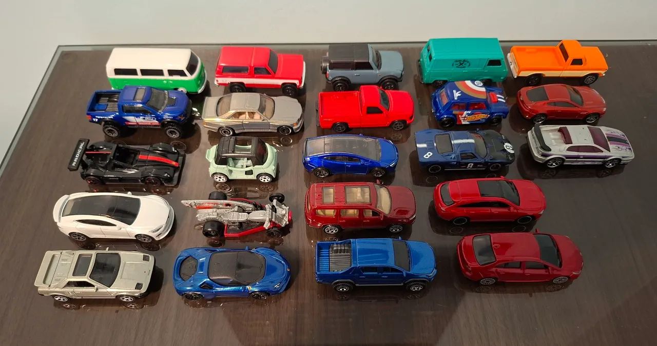 Lote de carrinhos Hot Wheels, Matchbox e Maisto - Foto 2