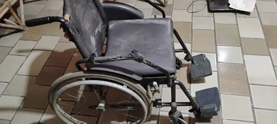 Vendo cadeira de rodas  - Foto 2