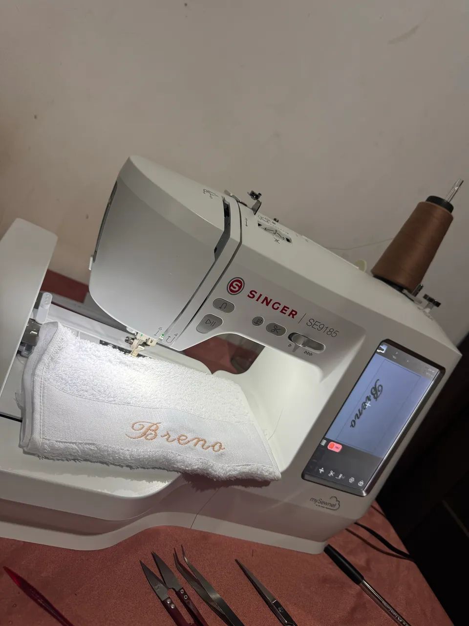 Máquina de costura  e bordado SINGER - Foto 4