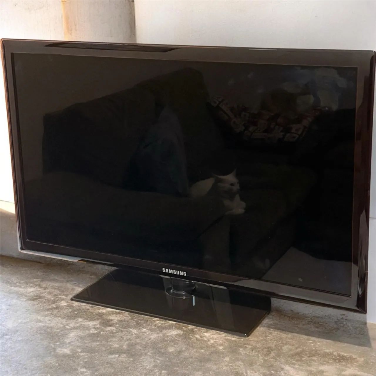 TV LED Samsung 40 polegadas Modelo UN40D5500RG Preta