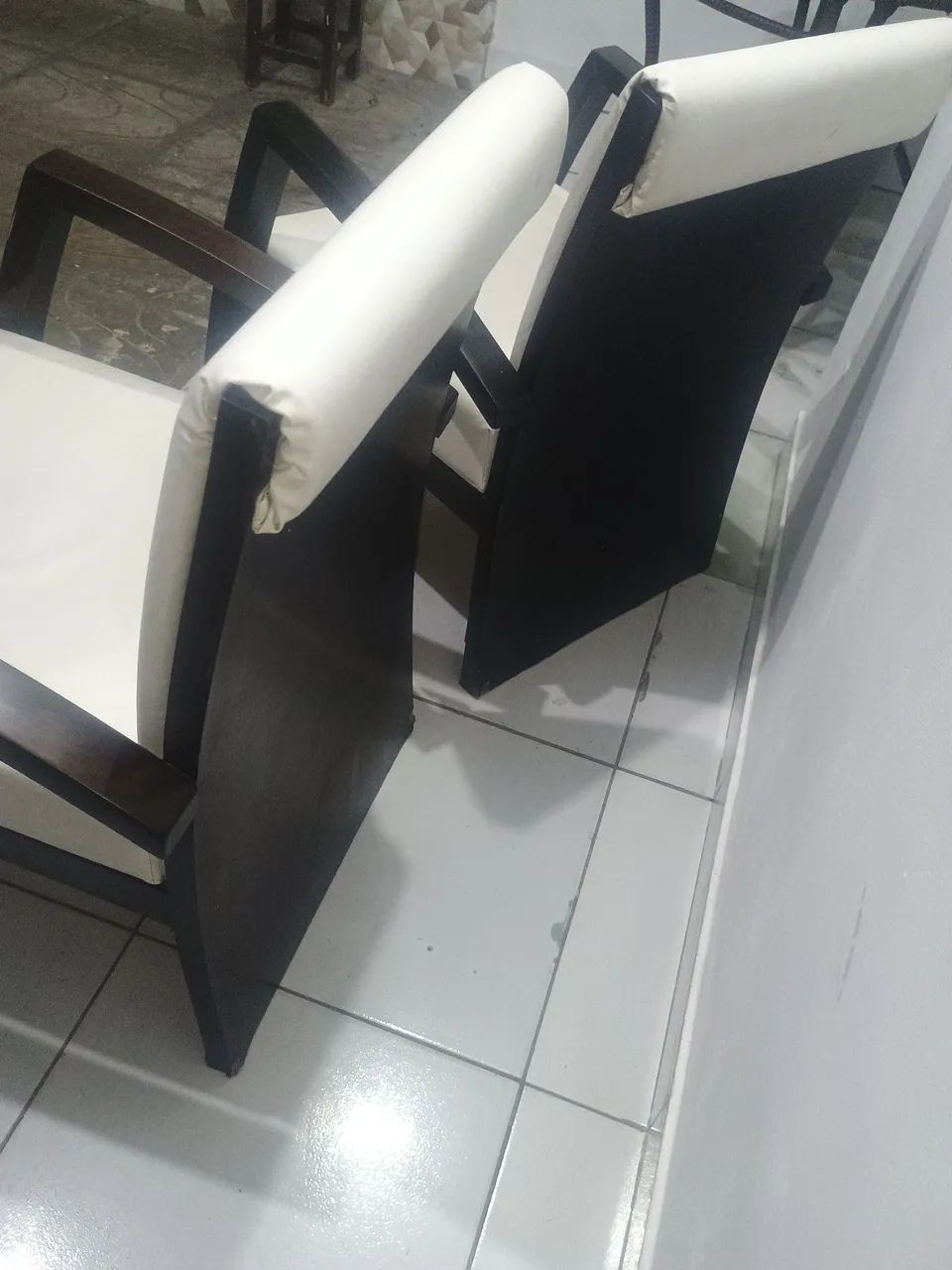 Vendo essas duas poltronas preço pra vender logo  - Foto 3