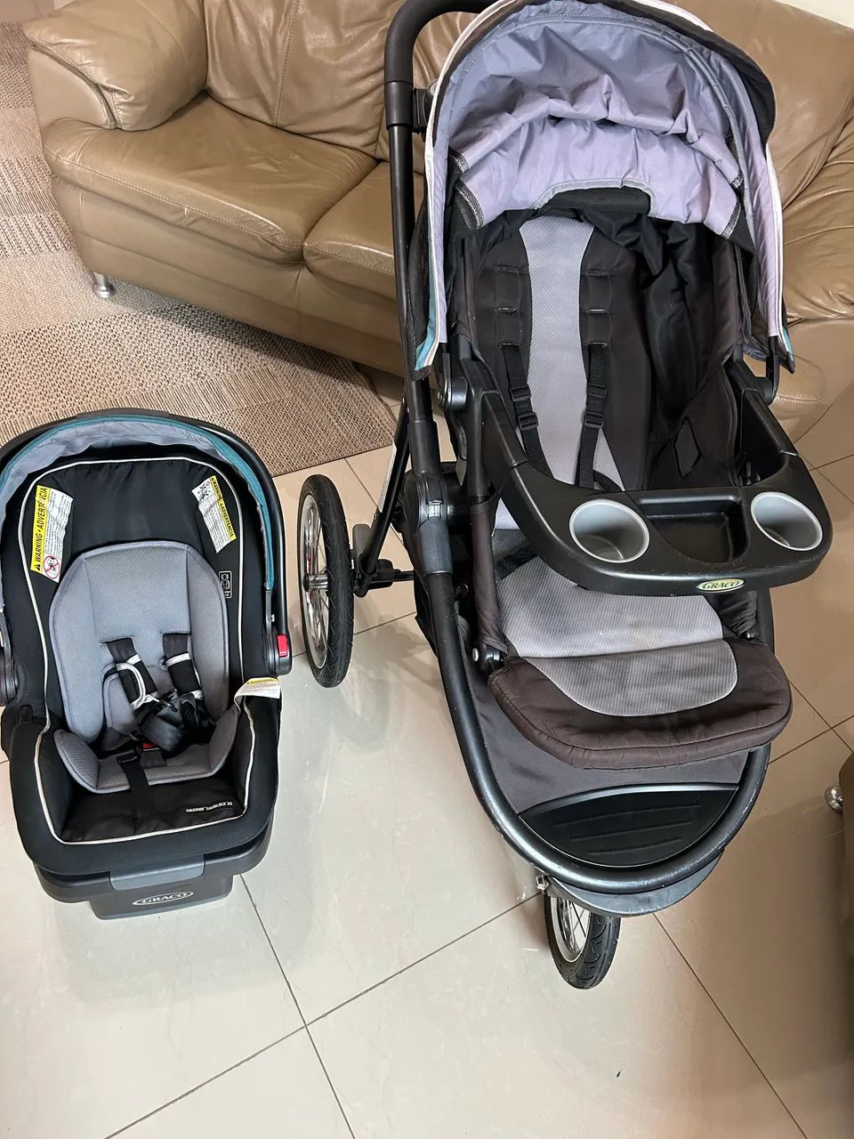 Carrinho bebê com bebê conforto Gracco 