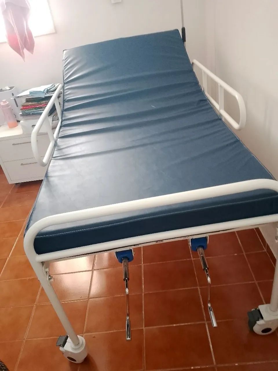 Cama hospitalar com três meses de uso 