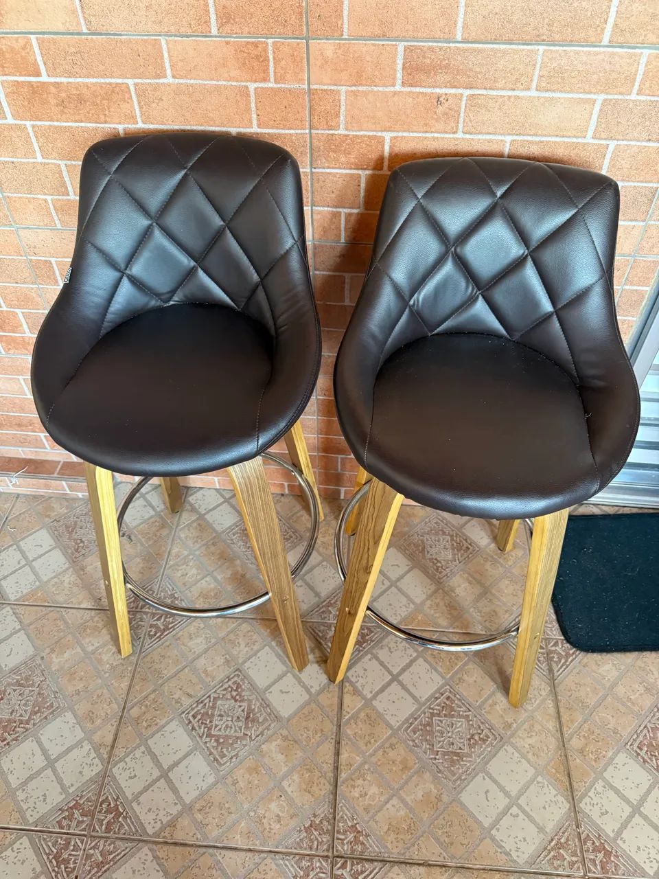  2 Banquetas em couro - Foto 2