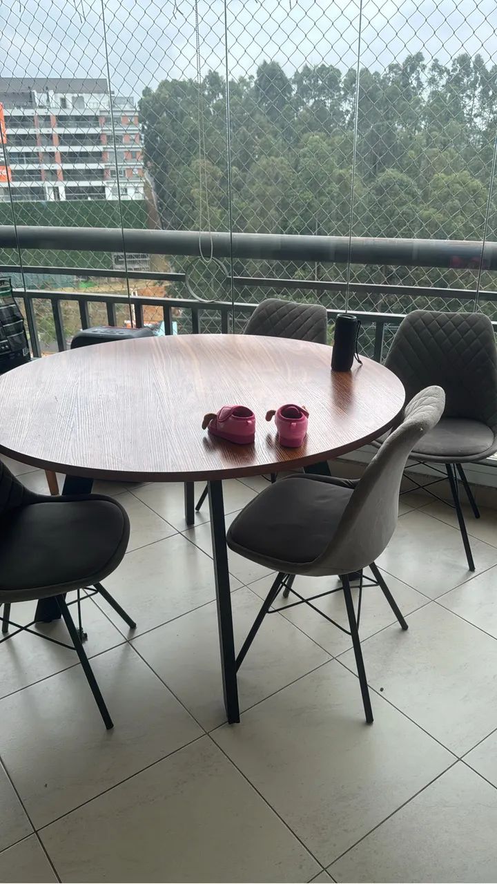 Mesa com 4 cadeiras 