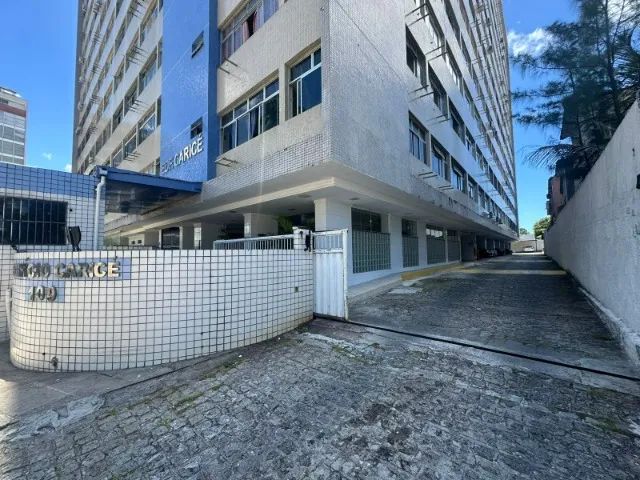 Apartamento no centro com 3 quartos sendo 1 suíte com varanda.