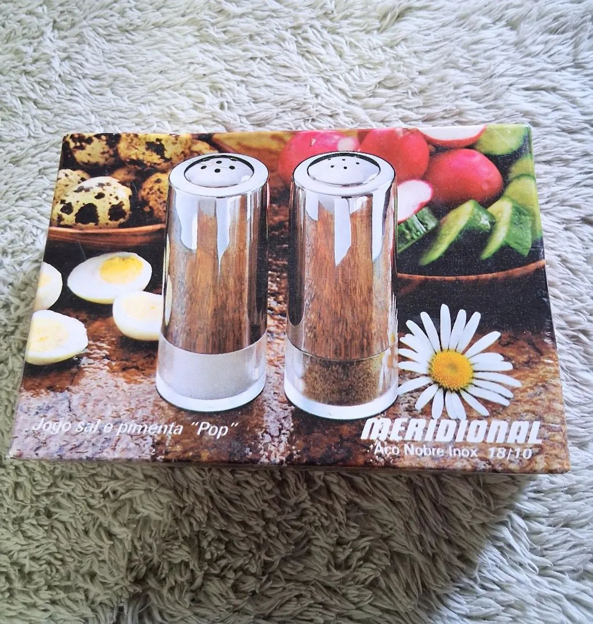 Vendo conjunto antigo de saleiro e pimenteiro de vidro e aco inox  - Foto 2