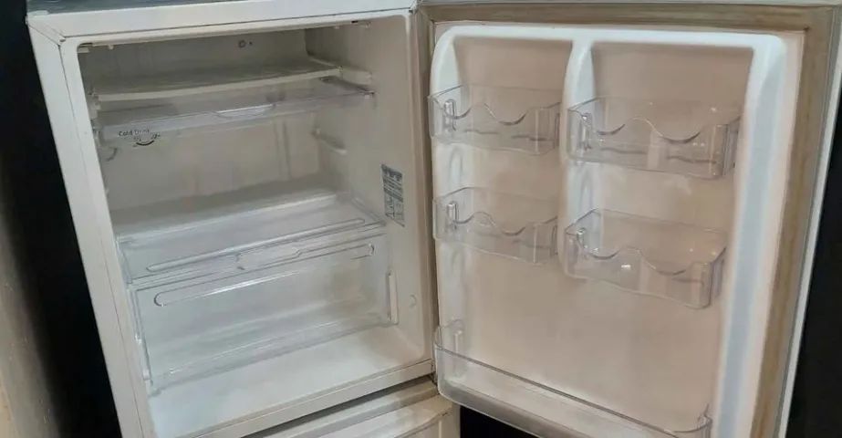 Frigobar branco 110V adquirido de escritorio funcionando perfeitamente - Foto 2