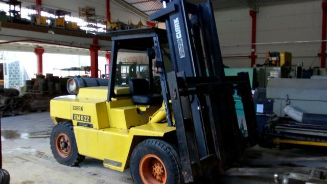 Vendo ou alugo Empilhadeira GLP 7 toneladas Clark C500 Y155 - Foto 3