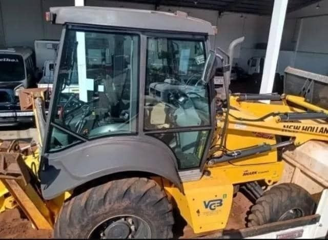 Retrô escavadeira B95B New Holland Semi-Nova