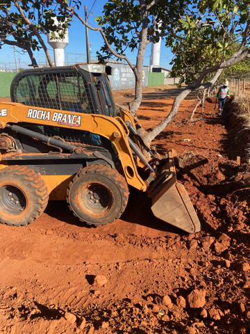 Locação de bob cat mine carregadeira 