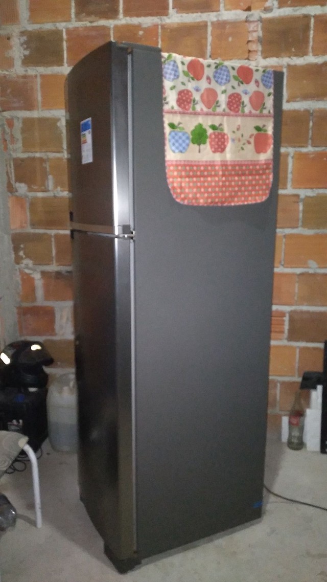 Vende-se uma geladeira seme nova com poucas marcas de uso  - Foto 4