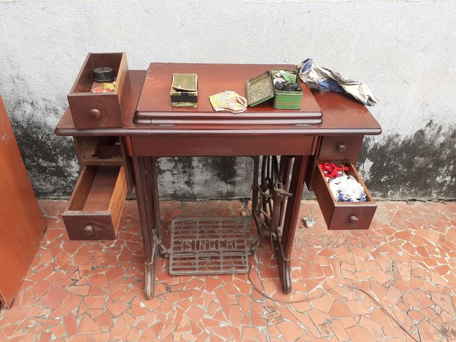 Máquina de costura singer Antiga  - Foto 6